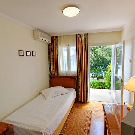 Val Hotel