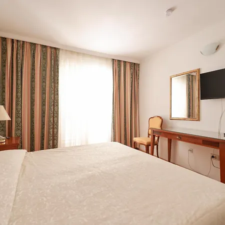 Val Hotel 3*